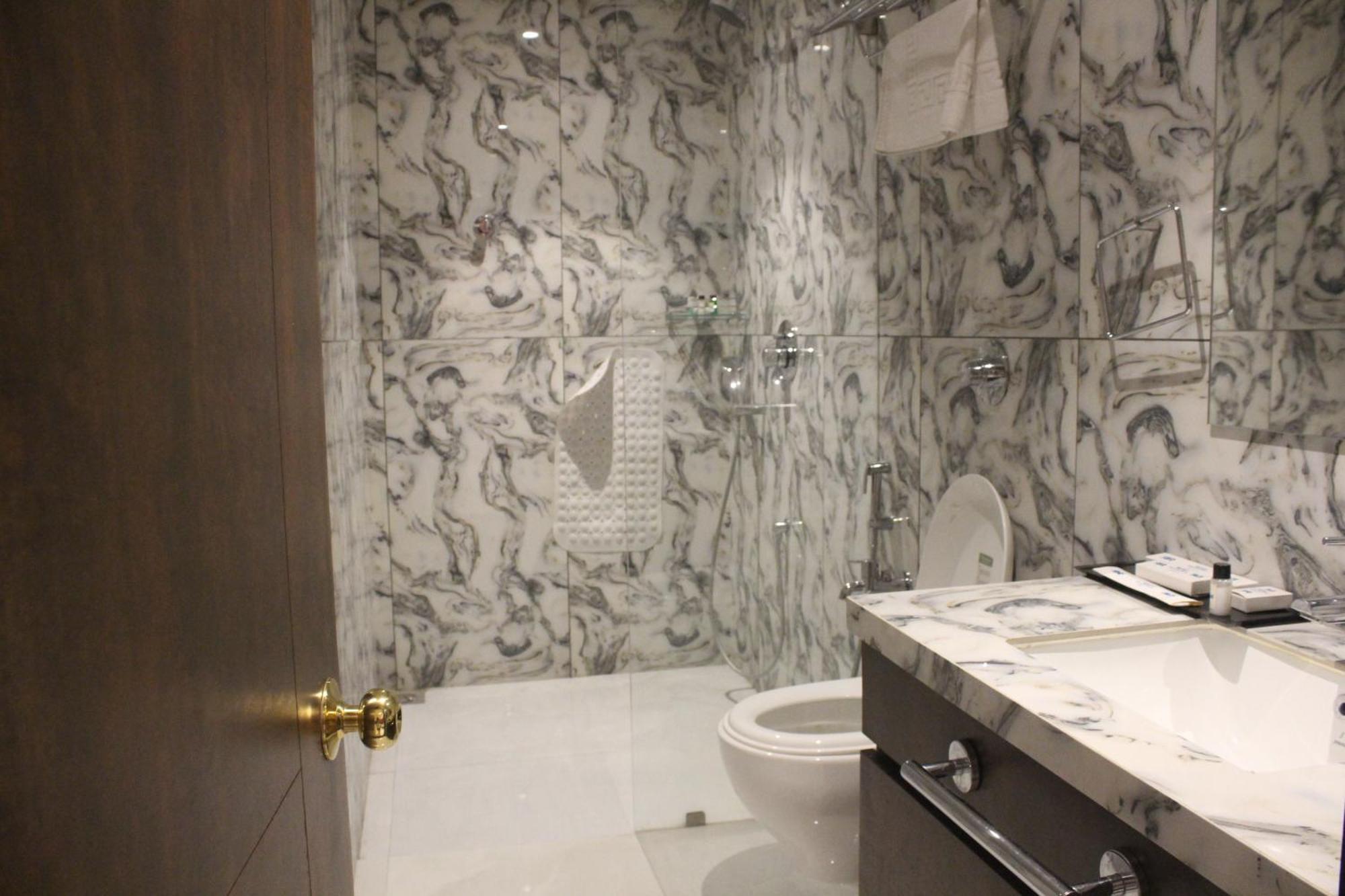 Hotel Madhuban Silvassa Luaran gambar